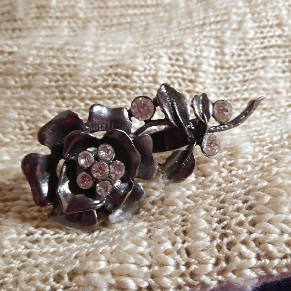 2 finger rose ring
